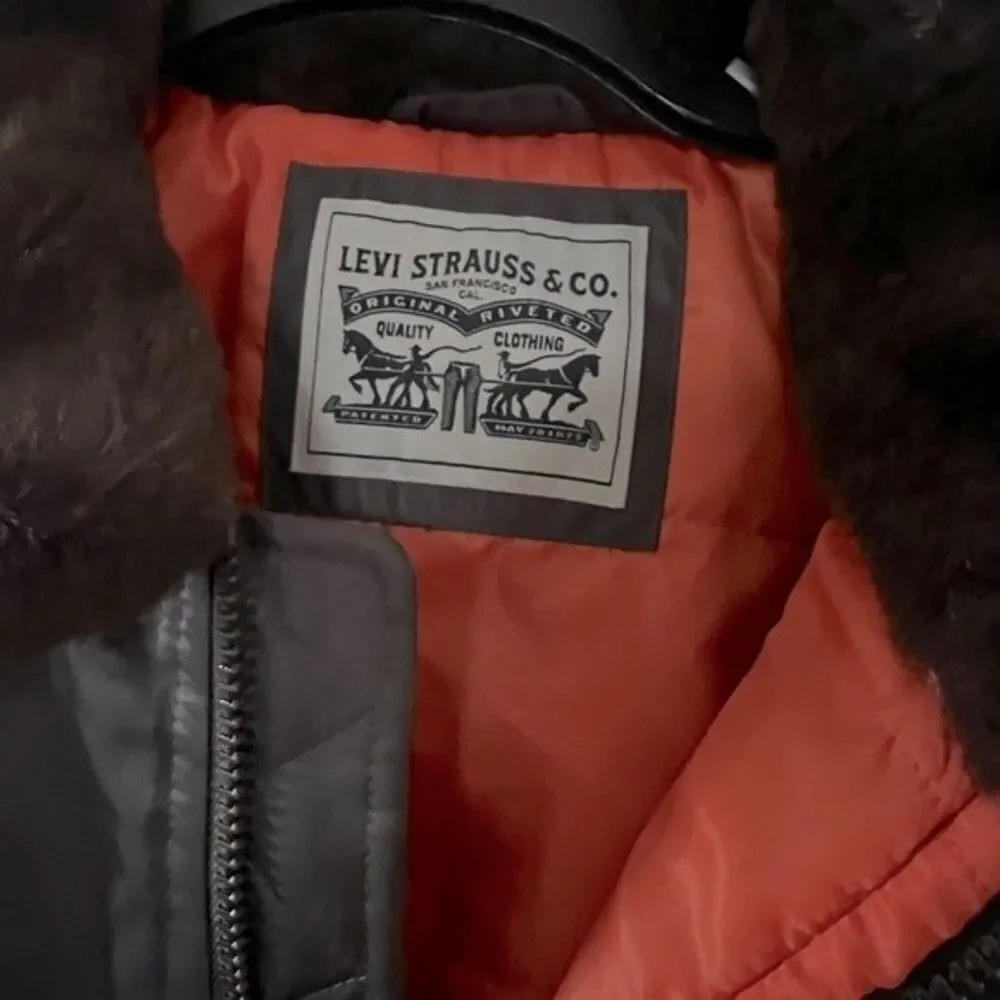 LEVI'S Men's Flight Bomber Jacket with a Faux Fur Removable Collar army green S